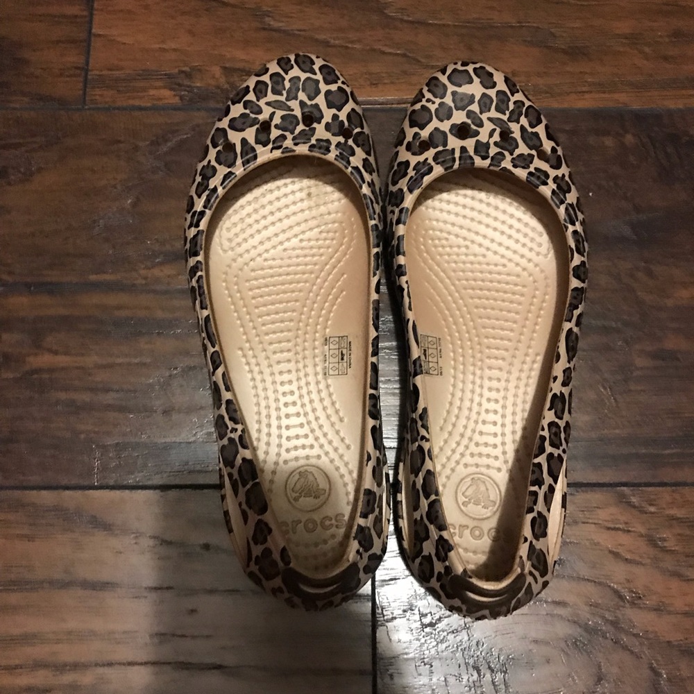 Crocs leopard flat